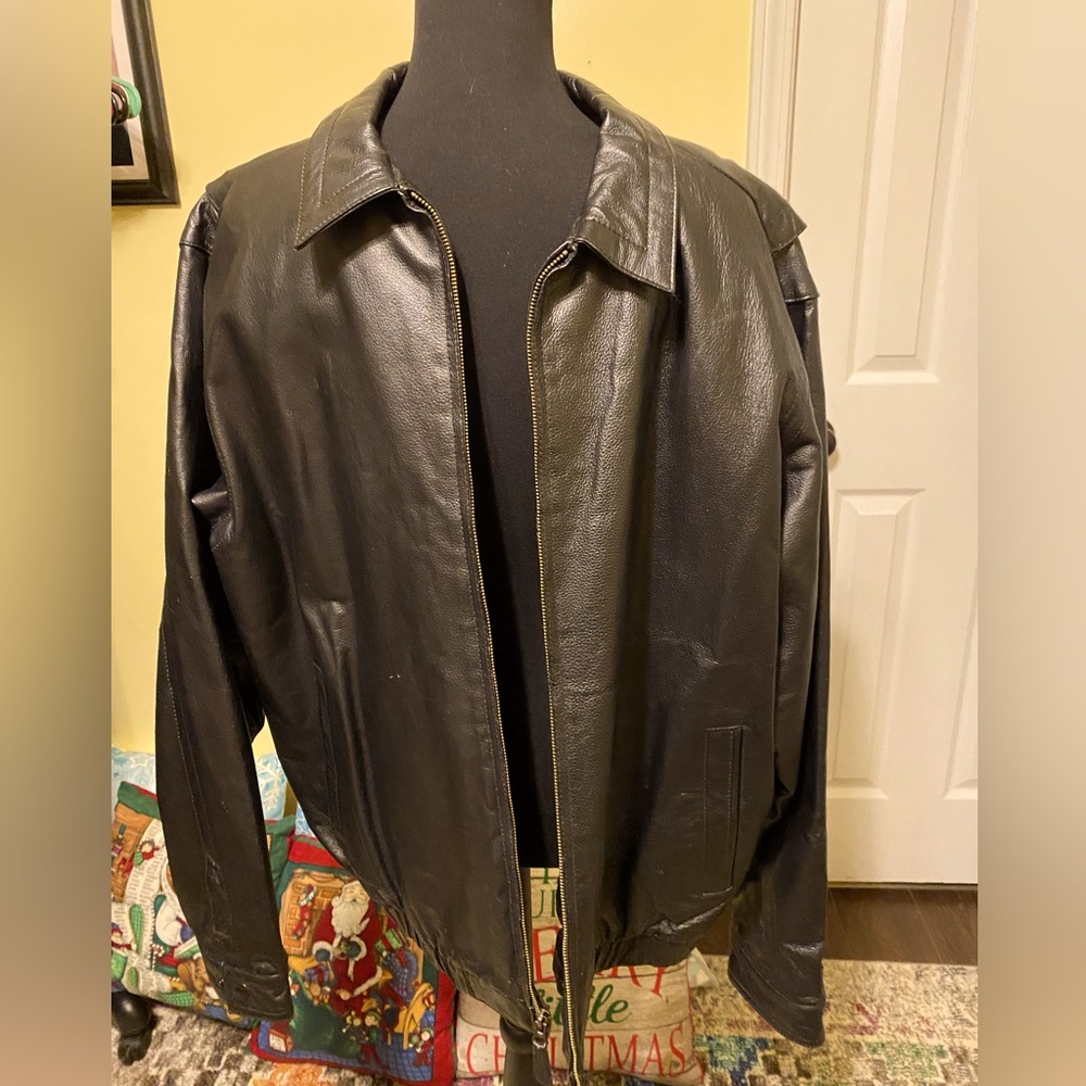 Men’s size large leather coat black. Bomber style like new